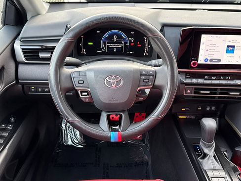 Used 2025 Toyota Camry Hybrid image 14