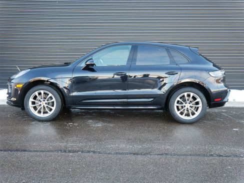 Used 2024 Porsche Macan image 2