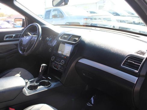 Used 2017 Ford Explorer XLT w/ XLT Technology Feature Bundle AWD/4WD image 13
