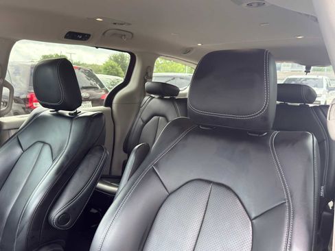Used 2023 Chrysler Pacifica Touring-L FWD image 13