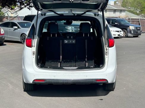 Used 2020 Chrysler Pacifica Touring-L Plus FWD image 34