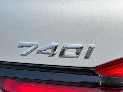 Used 2019 BMW 740i w/ Executive Package image 11