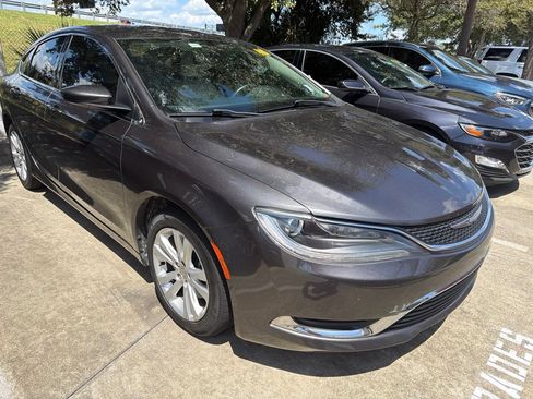 Used 2017 Chrysler 200 Limited Platinum FWD image 2