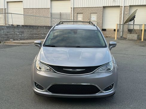 Used 2020 Chrysler Pacifica Touring-L image 7