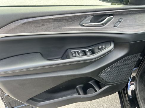Used 2024 Jeep Grand Cherokee Limited RWD image 13