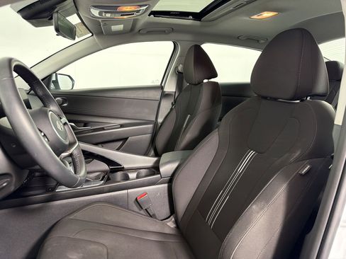 Used 2025 Hyundai Elantra SEL FWD image 4