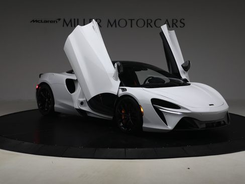 Used 2023 McLaren Artura RWD image 21