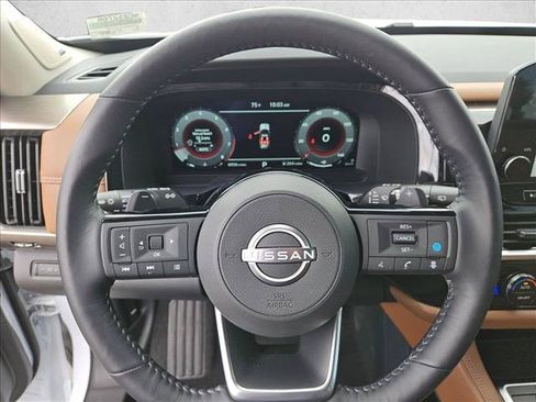 Used 2025 Nissan Pathfinder Platinum AWD/4WD image 14