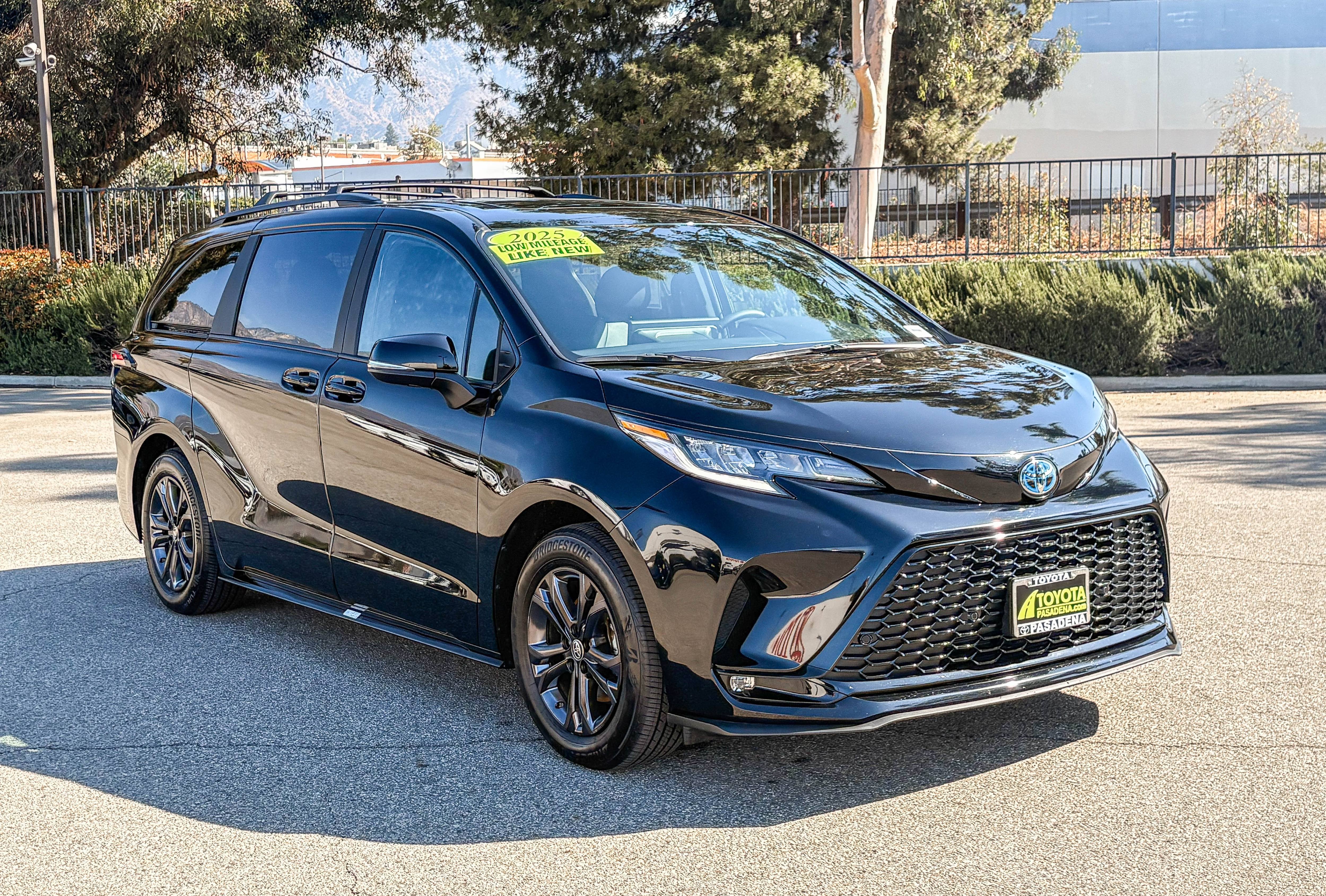 Used 2025 Toyota Sienna XSE w/ XSE Premium Package AWD/4WD image 3