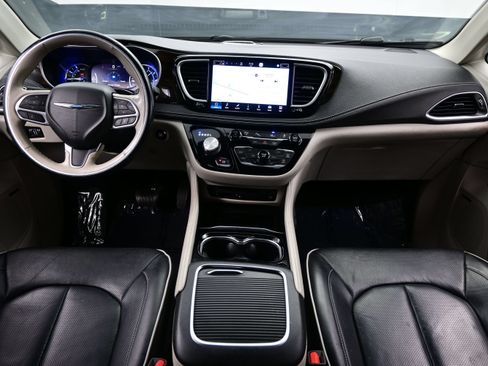 Used 2021 Chrysler Pacifica Limited w/ Uconnect Theater Family Group FWD image 19
