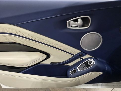 Used 2021 Aston Martin V8 Vantage Roadster image 21