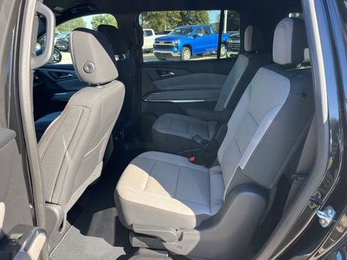 Used 2025 Chevrolet Traverse LT image 32