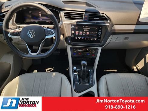 Used 2023 Volkswagen Tiguan SE w/ Panoramic Sunroof Package FWD image 26