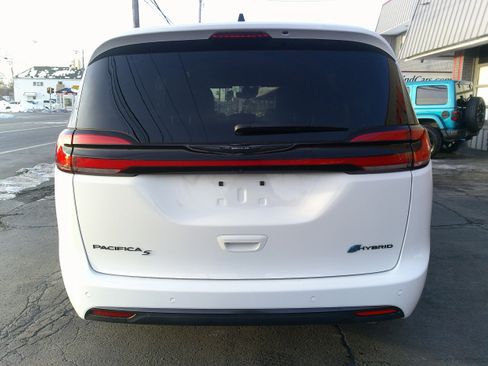Used 2024 Chrysler Pacifica Select image 4