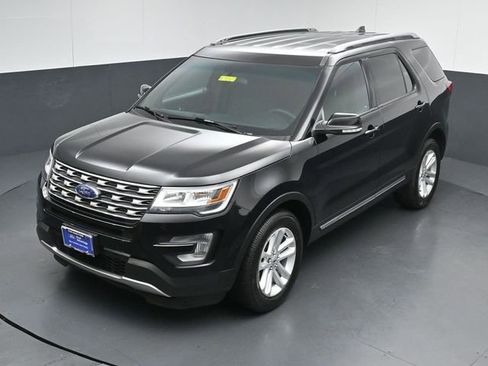 Used 2017 Ford Explorer XLT image 46