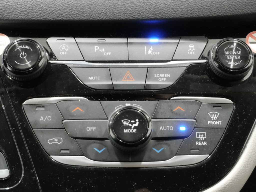 Used 2024 Chrysler Pacifica Touring-L FWD image 18