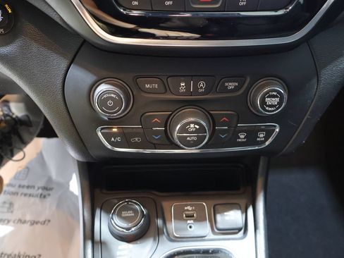 Used 2021 Jeep Cherokee Limited AWD/4WD image 27