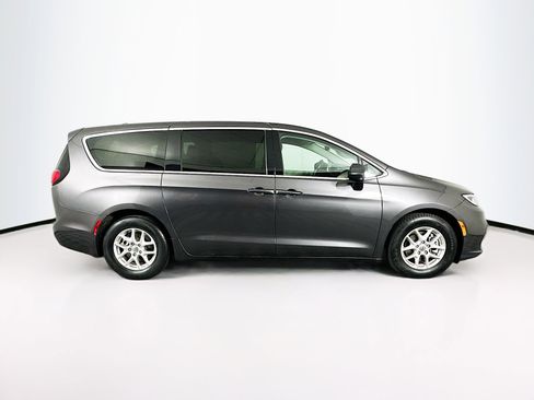 Used 2023 Chrysler Pacifica Touring-L image 10