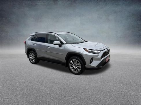 Used 2022 Toyota RAV4 XLE Premium AWD/4WD image 9