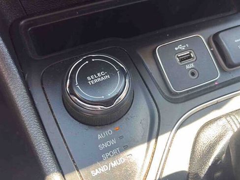 Used 2021 Jeep Cherokee Latitude Plus w/ Mopar Interior Package AWD/4WD image 18