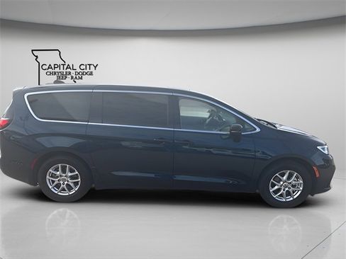 Used 2024 Chrysler Pacifica Touring-L w/ Uconnect Theater Family Group image 10