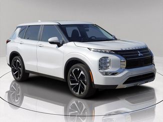 Used 2023 Mitsubishi Outlander SE image 1