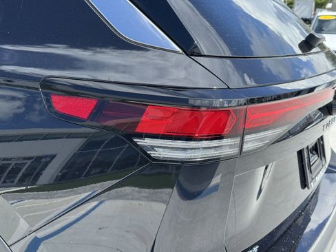 New 2025 Volkswagen Tiguan SE image 8