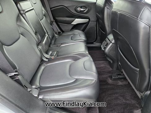 Used 2017 Jeep Cherokee Overland w/ Technology Group image 19