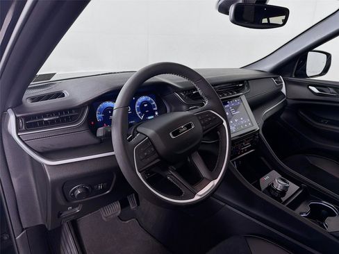 Used 2024 Jeep Grand Cherokee Altitude image 9