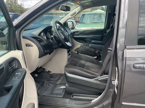 Used 2017 Dodge Grand Caravan SE w/ UConnect Hands-Free Group FWD image 20