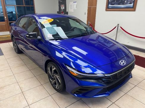 Used 2025 Hyundai Elantra Sport FWD image 5