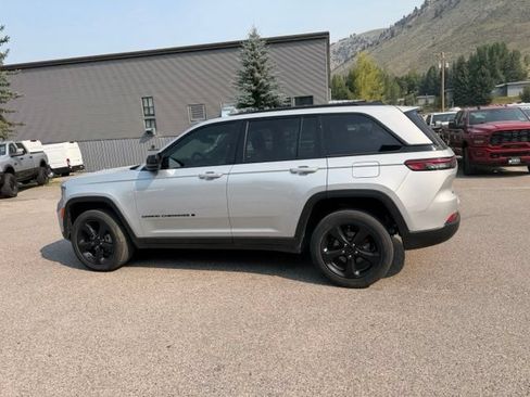 Used 2023 Jeep Grand Cherokee Altitude AWD/4WD image 16