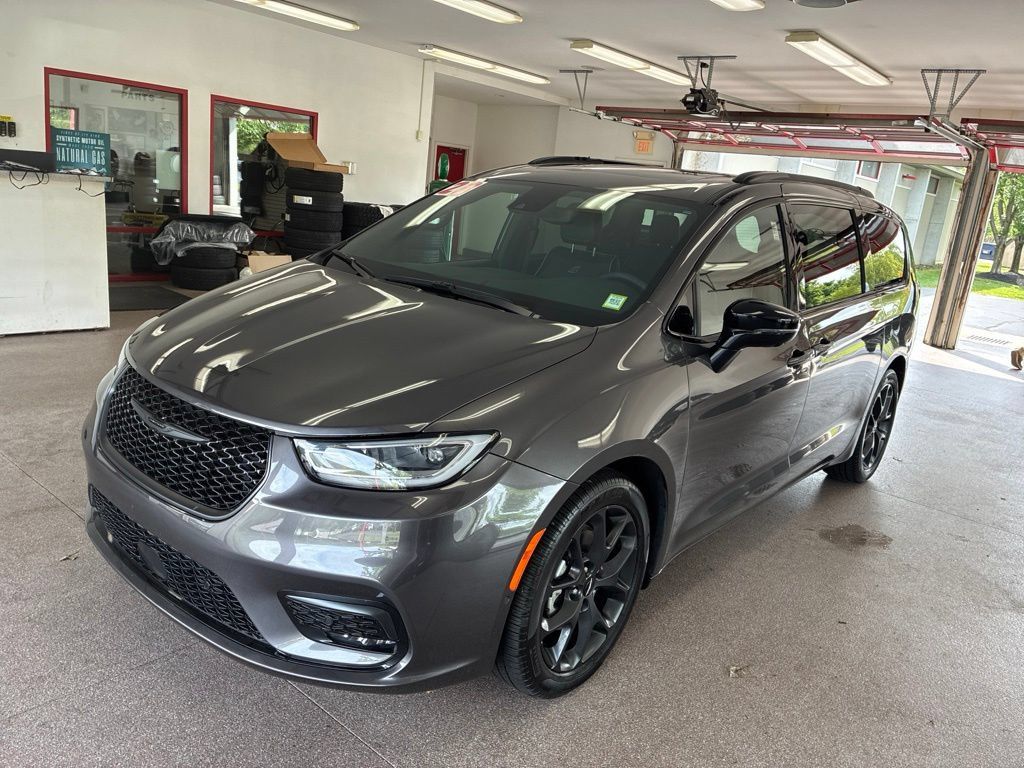 Used 2023 Chrysler Pacifica Limited w/ S Appearance Package FWD image 4
