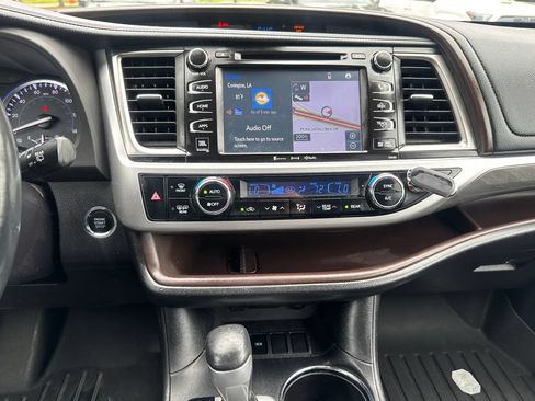 Used 2017 Toyota Highlander Limited Platinum FWD image 25