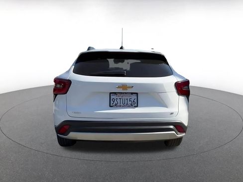 Used 2025 Chevrolet Trax LT w/ LT Convenience Package image 12