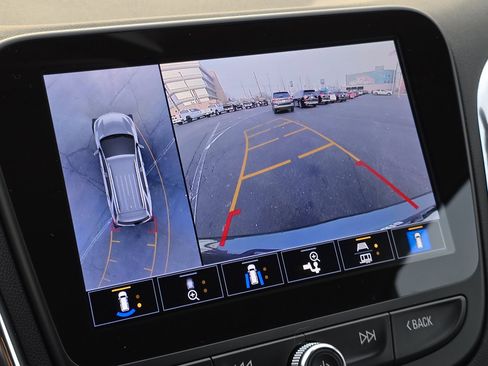 Used 2023 Chevrolet Equinox LT image 3