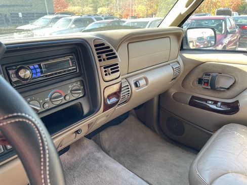 Used 1999 Chevrolet Suburban 2500 w/ Preferred Equipment Group 3 image 28
