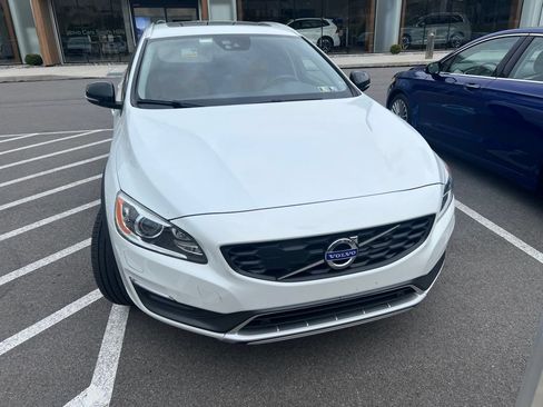 Used 2015 Volvo V60 T5 Cross Country Platinum AWD/4WD image 2