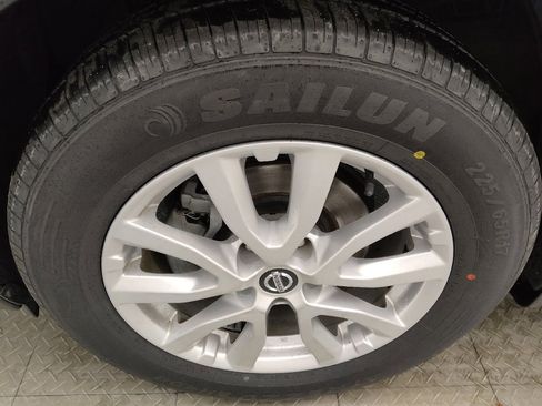 Used 2018 Nissan Rogue SV image 31