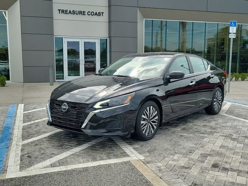 Used 2025 Nissan Altima 2.5 SV w/ SV Premium Package FWD image 1