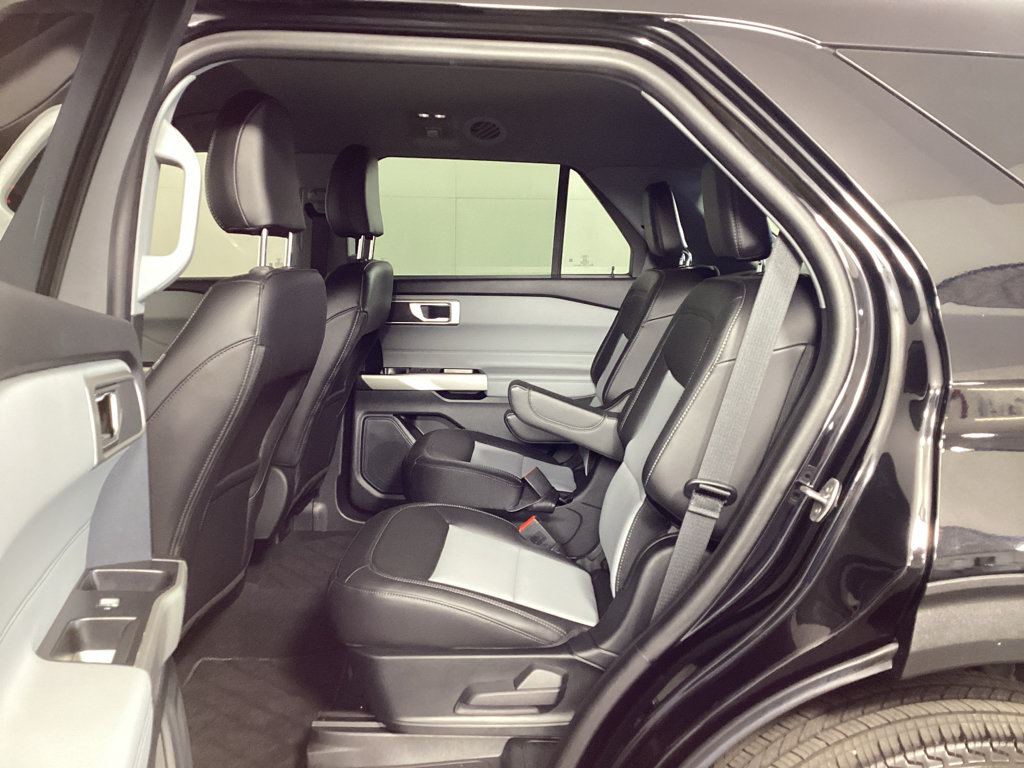 Used 2024 Ford Explorer XLT w/ Equipment Group 202A AWD/4WD image 14