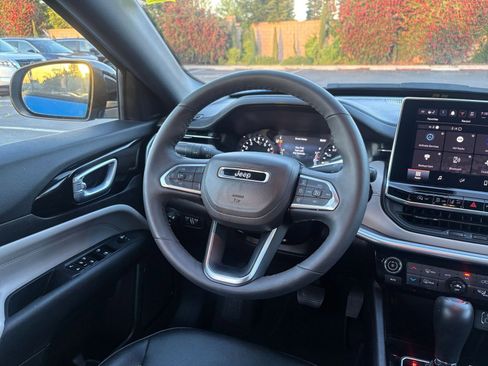 Used 2025 Jeep Compass Limited image 35