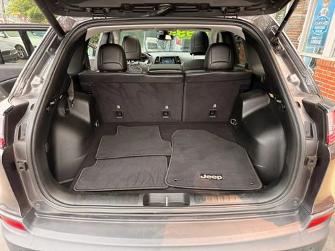 Used 2019 Jeep Cherokee Limited AWD/4WD image 12