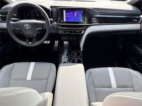 Used 2025 Toyota Camry SE image 12