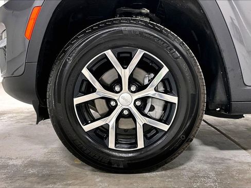 Used 2025 Jeep Grand Cherokee Limited image 11