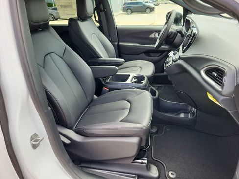 New 2026 Chrysler Pacifica Select FWD image 22