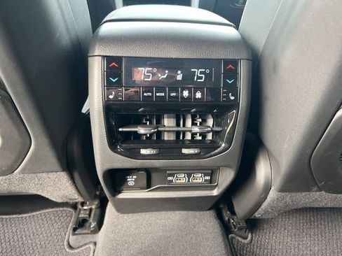 Used 2023 Jeep Grand Cherokee Summit image 9