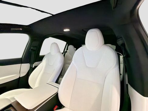 Used 2022 Tesla Model X image 16