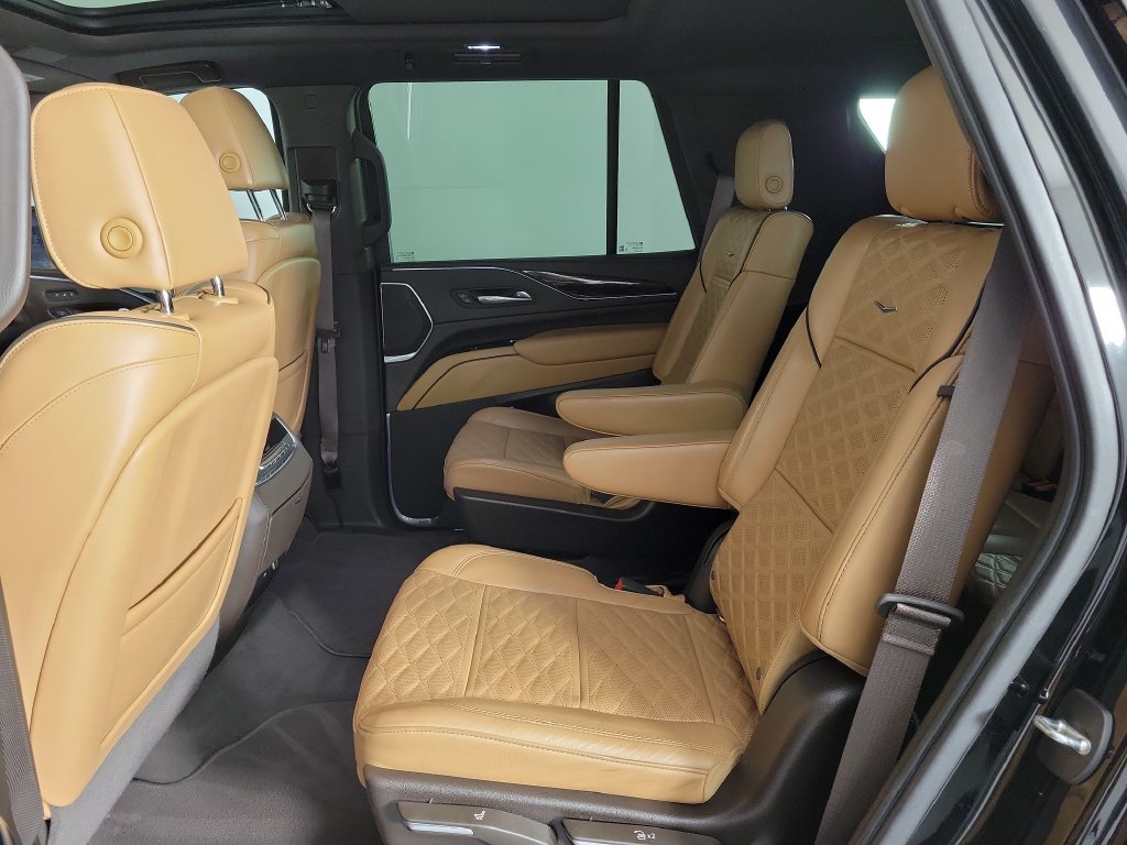 Used 2022 Cadillac Escalade Premium Luxury AWD/4WD image 13