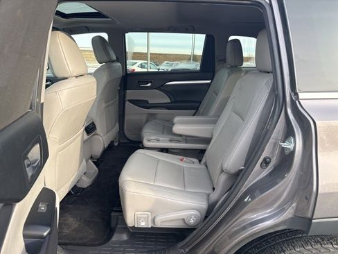 Used 2017 Toyota Highlander XLE image 18